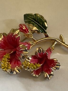 VINTAGE BROOCH , MAKER UNKNOWN .
